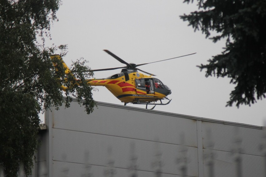 Wypadek w zakładzie pracy w Koźminie Wlkp. Lądował LPR. Osoba trafiła do szpitala [ZDJĘCIA]