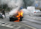 Auto zaczęło palić się przed przejazdem kolejowym. Ogień ugasili policjanci