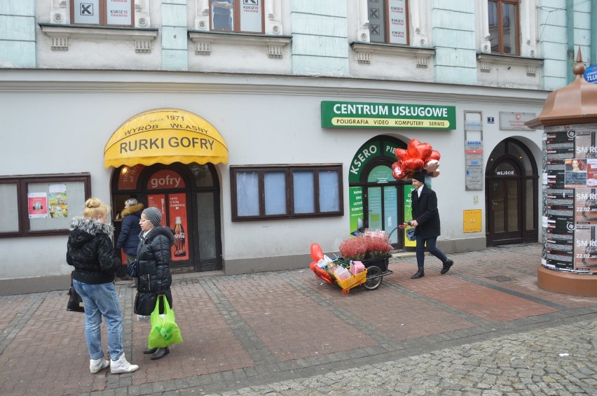 Tarnów. Zakochani są wśród nas. Zobaczcie, jak przebiegały Walentynki w naszym mieście [DUŻO ZDJĘĆ]