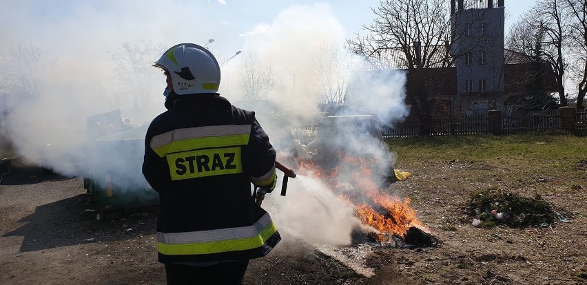 Pożar kontenera na śmieci na cmentarzu w Książu Wlkp.