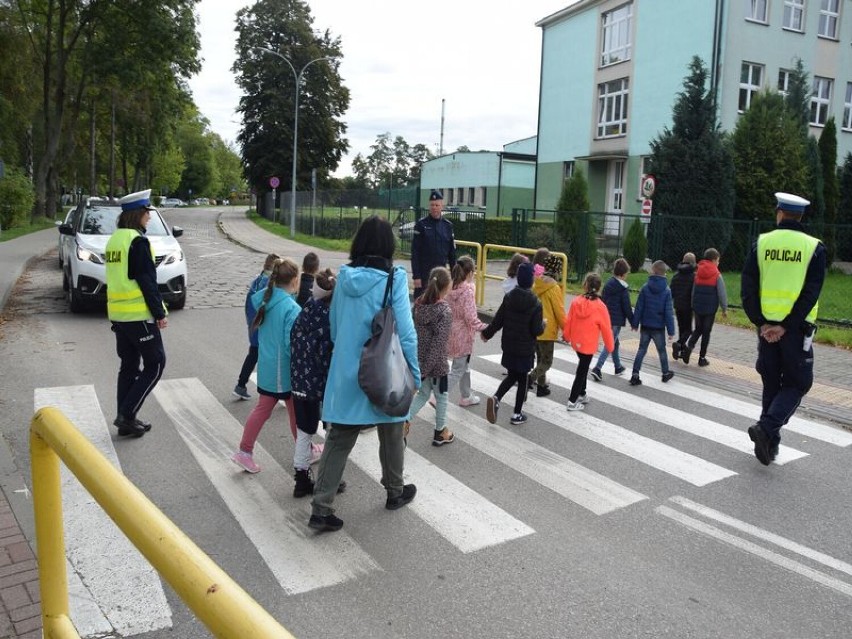 „Bezpieczna droga do szkoły” - puccy policjanci dbają o bezpieczeństwo najmłodszych