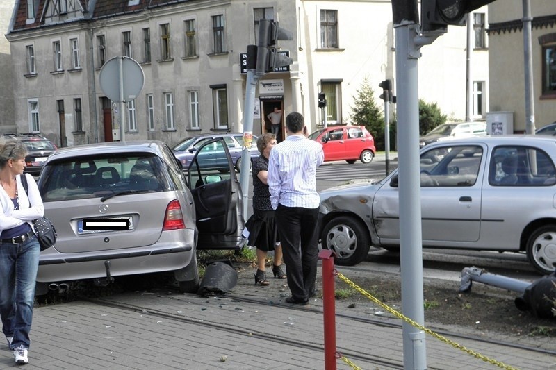 Wypadek w Toruniu na Kościuszki. Nissan staranował mercedesa [ZDJĘCIA]