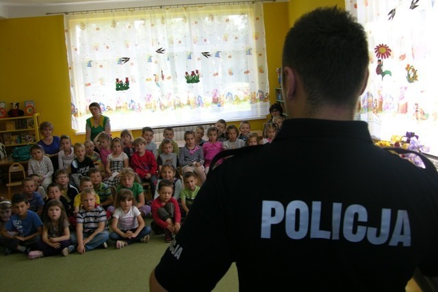 Policjanci w przedszkolu nr 1 w Ropczycach [zdjęcia]