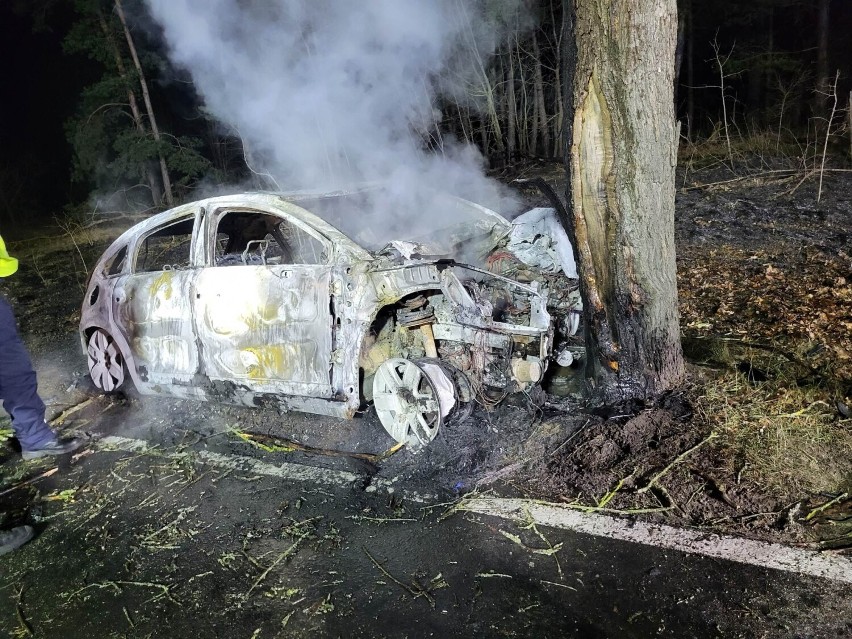 Młody mężczyzna spłonął w aucie. Jechał z Huty Szklanej w kierunku Herbutowa 