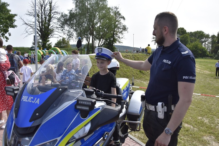 Chłopcy chętnie pozowali do zdjęć na policyjnym motocyklu