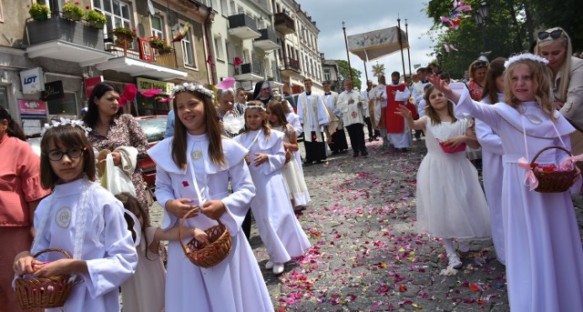 Tradycyjnie procesji towarzyszyły dziewczynki  w białych komunijnych strojach sypiące kwiaty. fot.