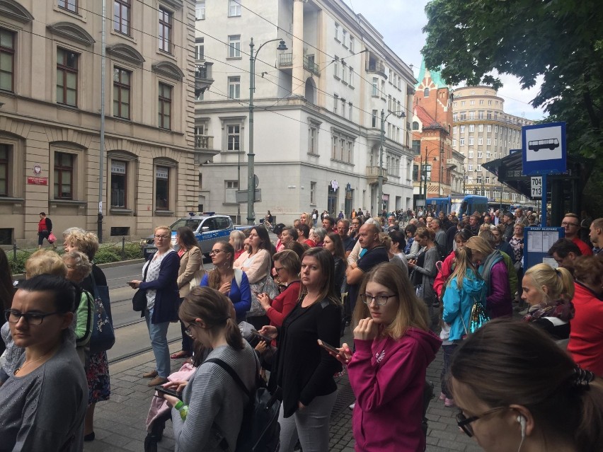 Kraków. Wielki korek na Łobzowskiej. Pasażerowie komunikacji miejskiej muszą czekać kilkadziesiąt minut na przyjazd autobusu