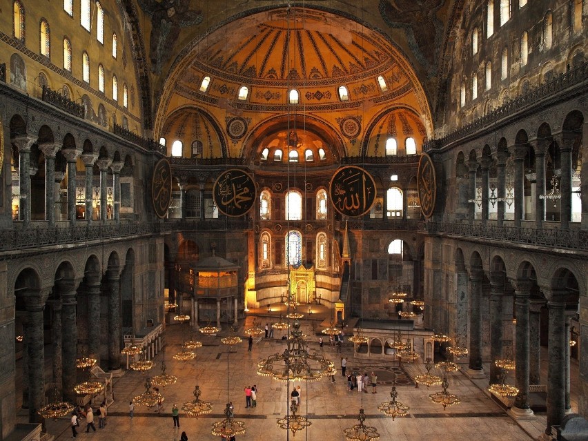 Imponujące wnętrze świątyni Hagia Sophia (Mądrości Bożej)...