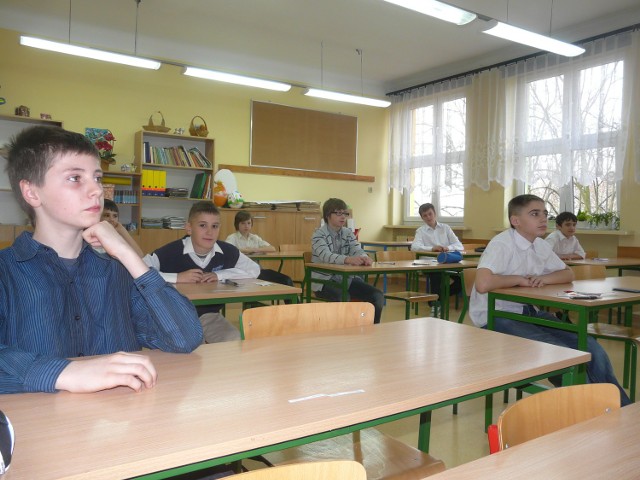Uczniowie klasy 6 c w SP nr 12 w Tomaszowie w napięciu oczekiwali na arkusze testu