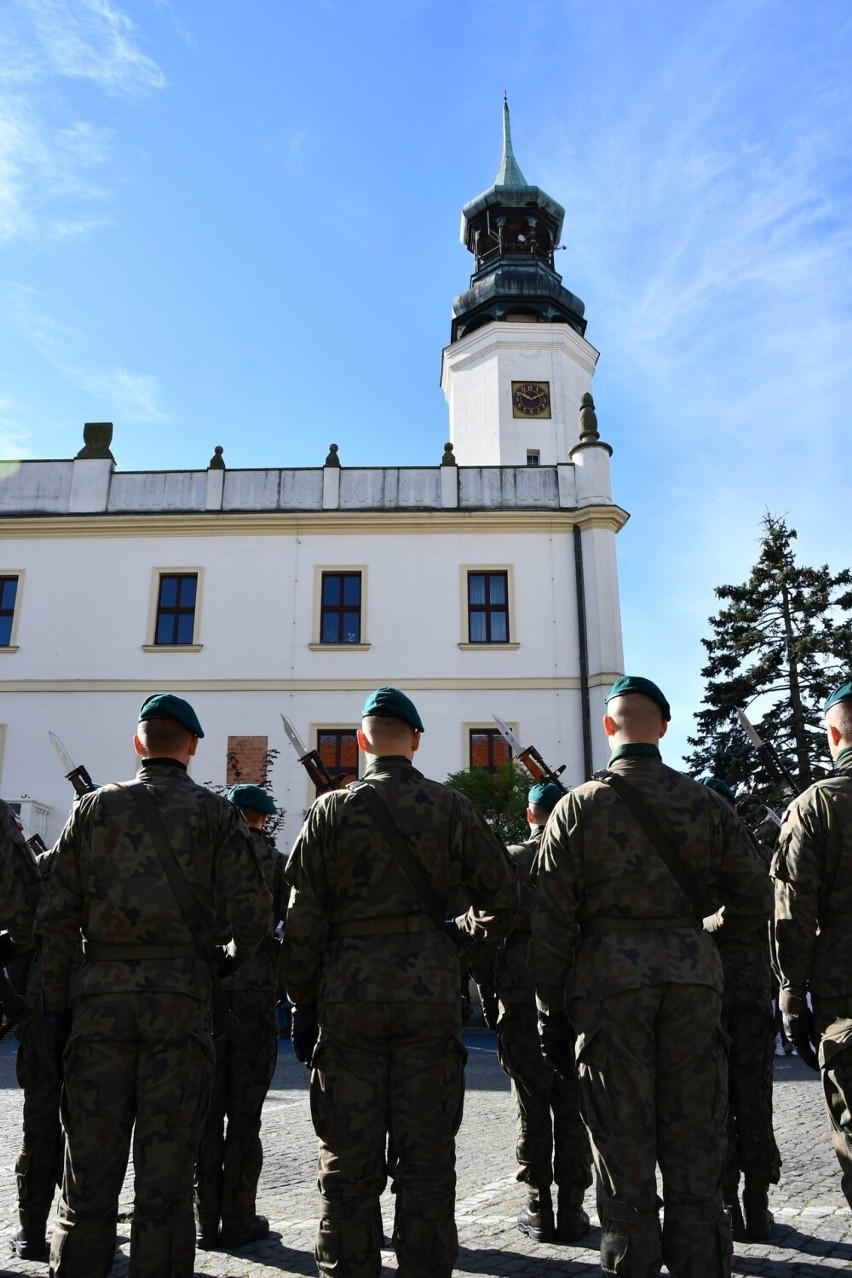 Plac Ratuszowy w Sulechowie to miejsce wielu wojskowych...