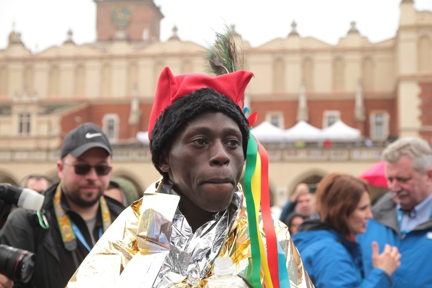 Cracovia Maraton 2017. Kenijczyk Cosmas Mutuku Kyeva wygrał w maratonie krakowskim [ZDJĘCIA Z METY]