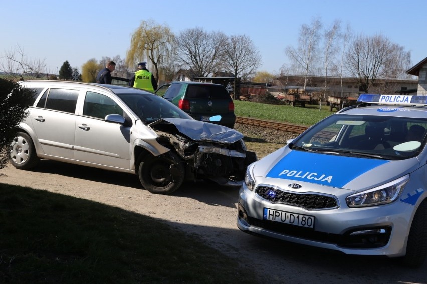 Zderzenie osobówki z szynobusem na przejeździe kolejowym w Tłokach k. Wolsztyna