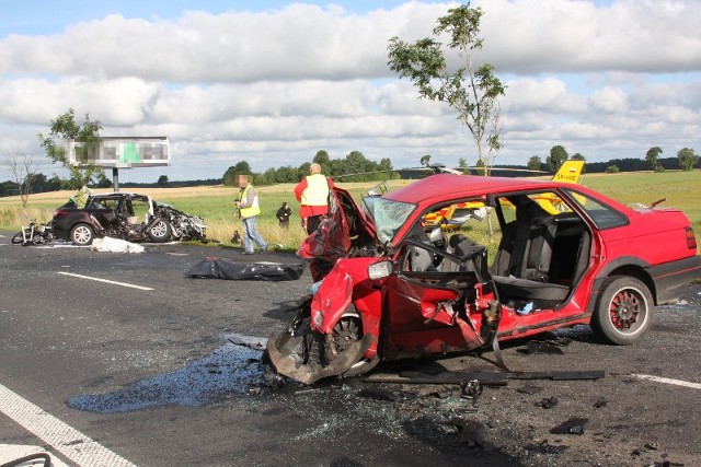 Krajowa droga nr 6 - okolica Wrześnicy. Czerwone auto to volkswagen passat. W tle renault.