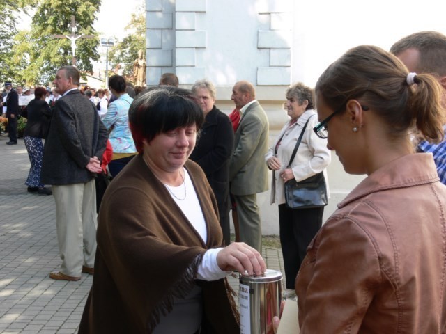 Poddębiczanie pomagają 20-letniemu Darkowi zebrać pieniądze na protezę