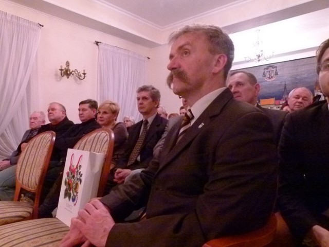 Burmistrz Krzysztof Kaliński na spotkaniu z Januszem Śniadkiem, które odbyło się w sali ślubów USC w Łowiczu
