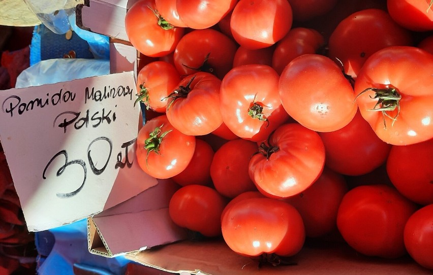 Targowisko w Radomsku dwa tygodnie przed świętami...