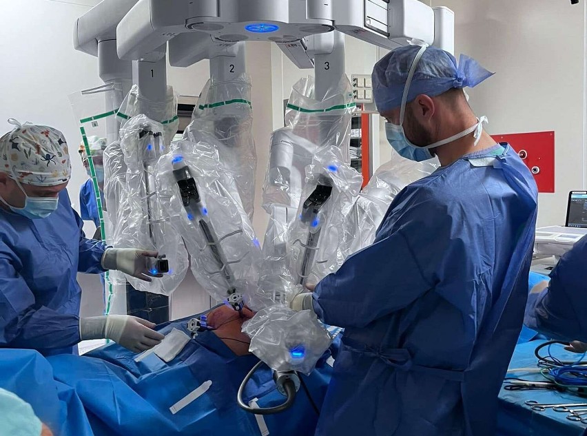 Robot Da Vinci już operuje razem z lekarzami w szpitalu w...