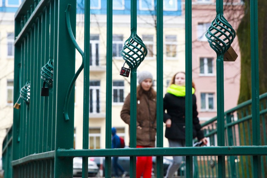 Czy mostek przy Teatrze Dramatycznym stanie się miejscem pełnym kłódek? [ZDJĘCIA]