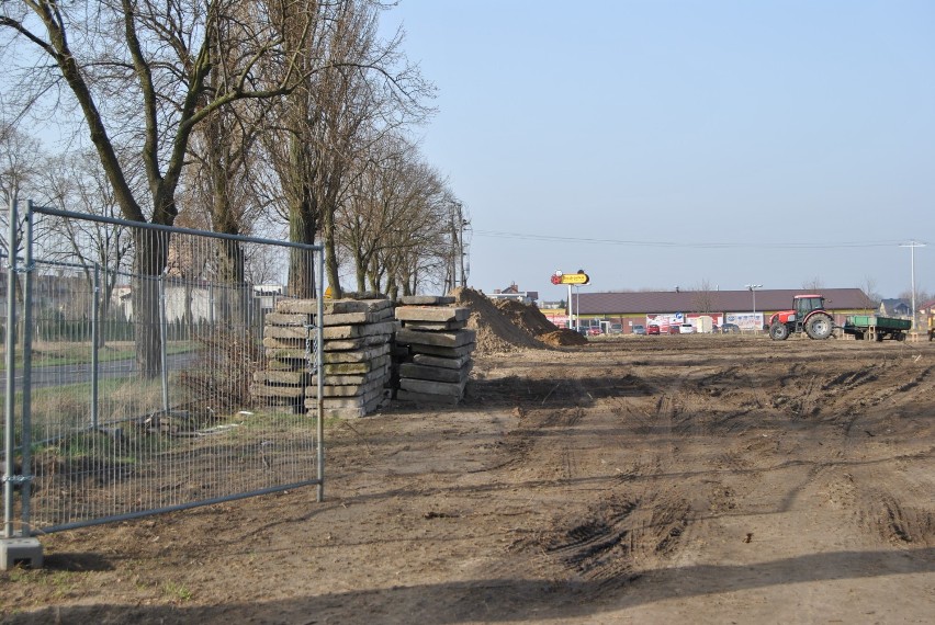 Przy ulicy Poznańskiej w Kościanie budują kolejny market ZDJĘCIA