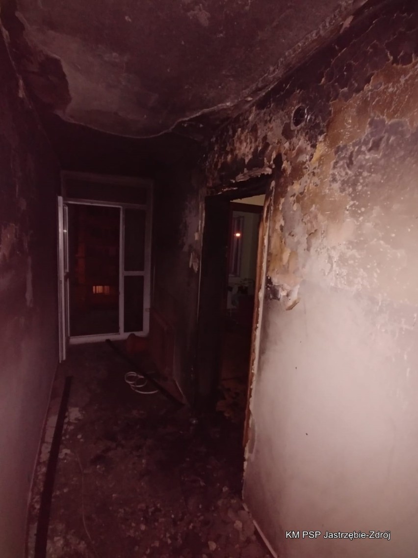 Jastrzębie: ktoś podpalił drzwi mieszkania w bloku przy ul. Kaszubskiej [ZDJĘCIA]