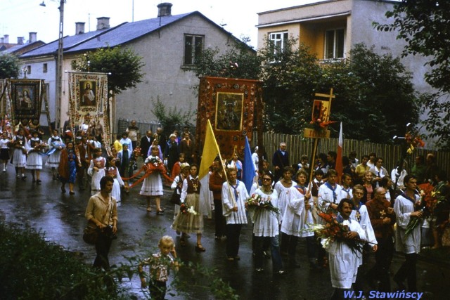 Wyjście sieradzkiej pielgrzymki na Jasną Górę w roku 1980