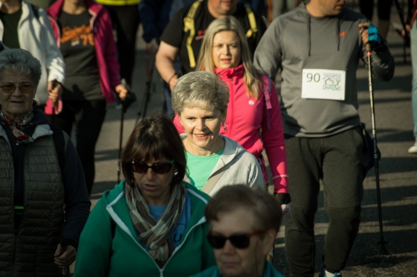 Kulturalnie, zdrowo i sportowo, czyli marsz nordic walking i wspólna zabawa w szkole w Nowym Dworze [ZDJĘCIA]