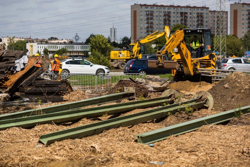 Kraków. Budowa linii tramwajowej do Górki Narodowej. Rozkopane pobocza, wycięte drzewa. Praca wre [NOWE ZDJĘCIA]