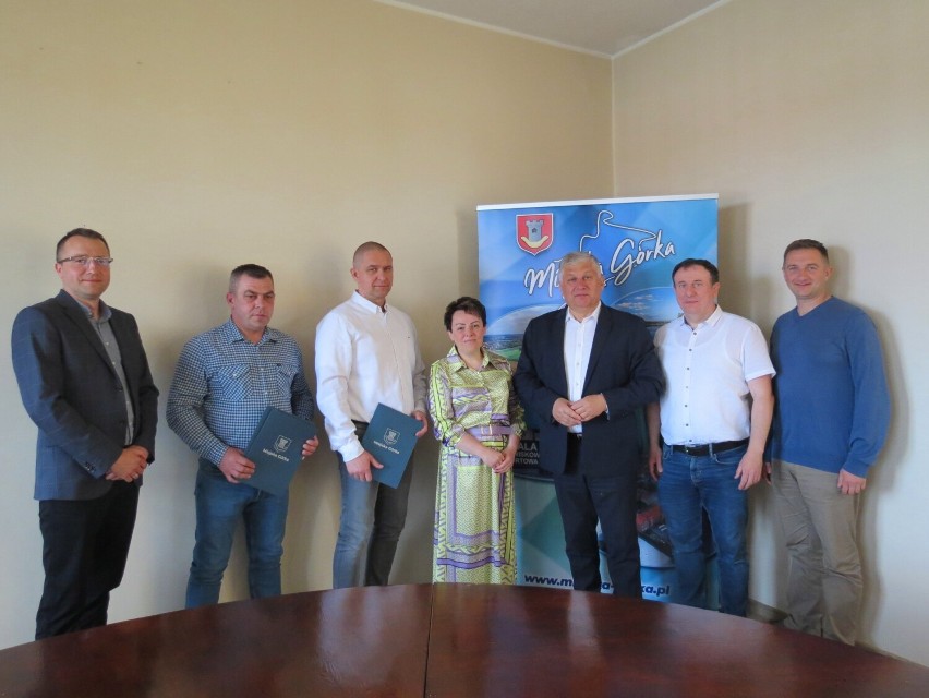 Podpisanie umowy na budowę i remonty dróg w gminie Miejska Górka (2022)