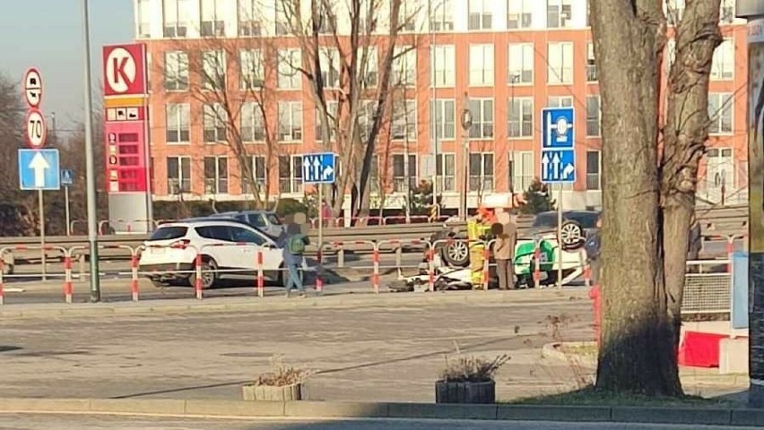 Kraków. Poważny wypadek na ul. Nowohuckiej. Skasowany samochód na dachu