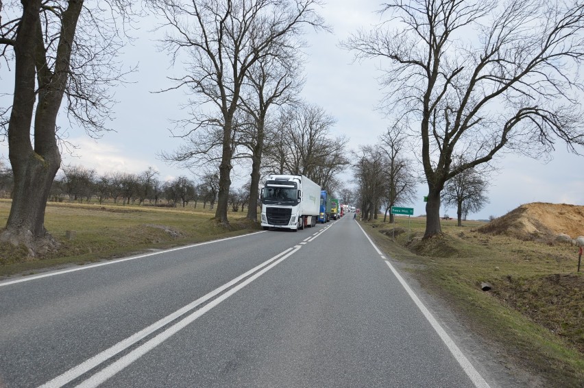 WYPADEK!!! Zablokowana droga krajowa 72 w miejscowości Głuchów. Kilometrowe korki