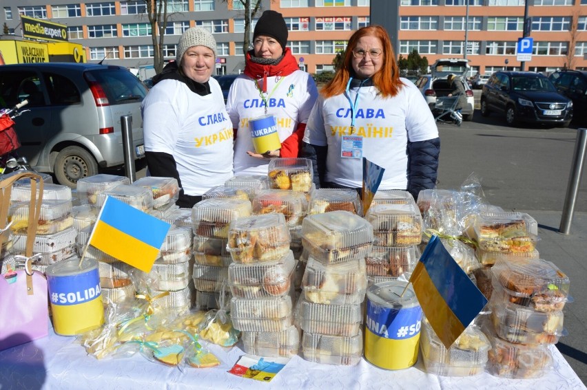 Lębork. Przy Lidlu mają jeszcze dużo ciasta. Kto kupi, ten pomoże Ukrainie.
