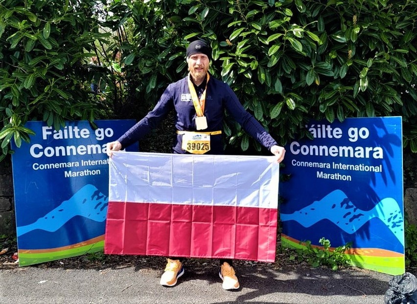 Sportowy wyczyn Łukasza Wróbla. Policjant z Leszna wygrał ultramaraton w Irlandii 