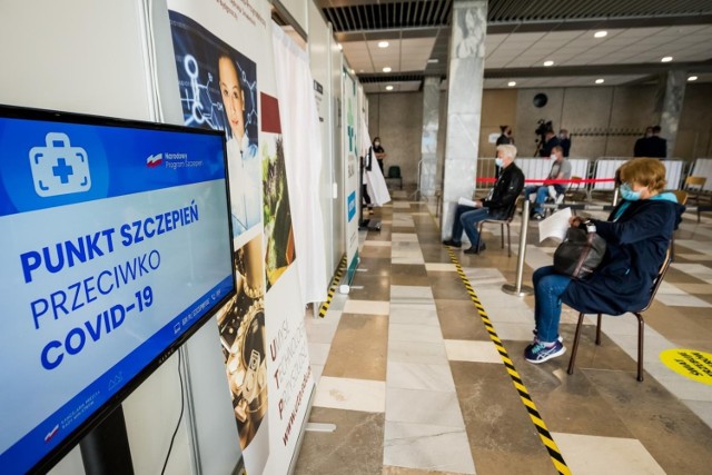 Na Politechnice Bydgoskiej przy ul. Kaliskiego od ponad 9 miesięcy działa punkt szczepień powszechnych. W ten sposób uczelnia zachęca do szczepień nie tylko mieszkańców, ale też swoich studentów, doktorantów i wykładowców.