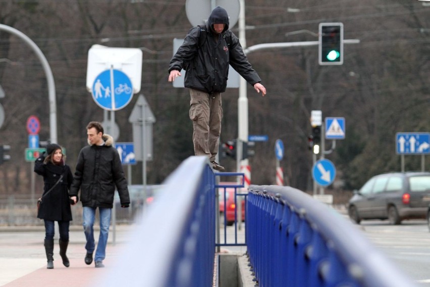 Wrocław: Akrobata na moście Szczytnickim (ZDJĘCIA)