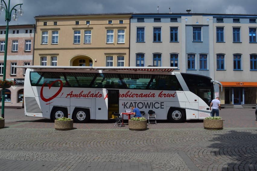 Chcesz oddać krew? Możesz to zrobić na lublinieckim Rynku. Od rana stoi tu specjalny ambulans [ZDJĘCIA]