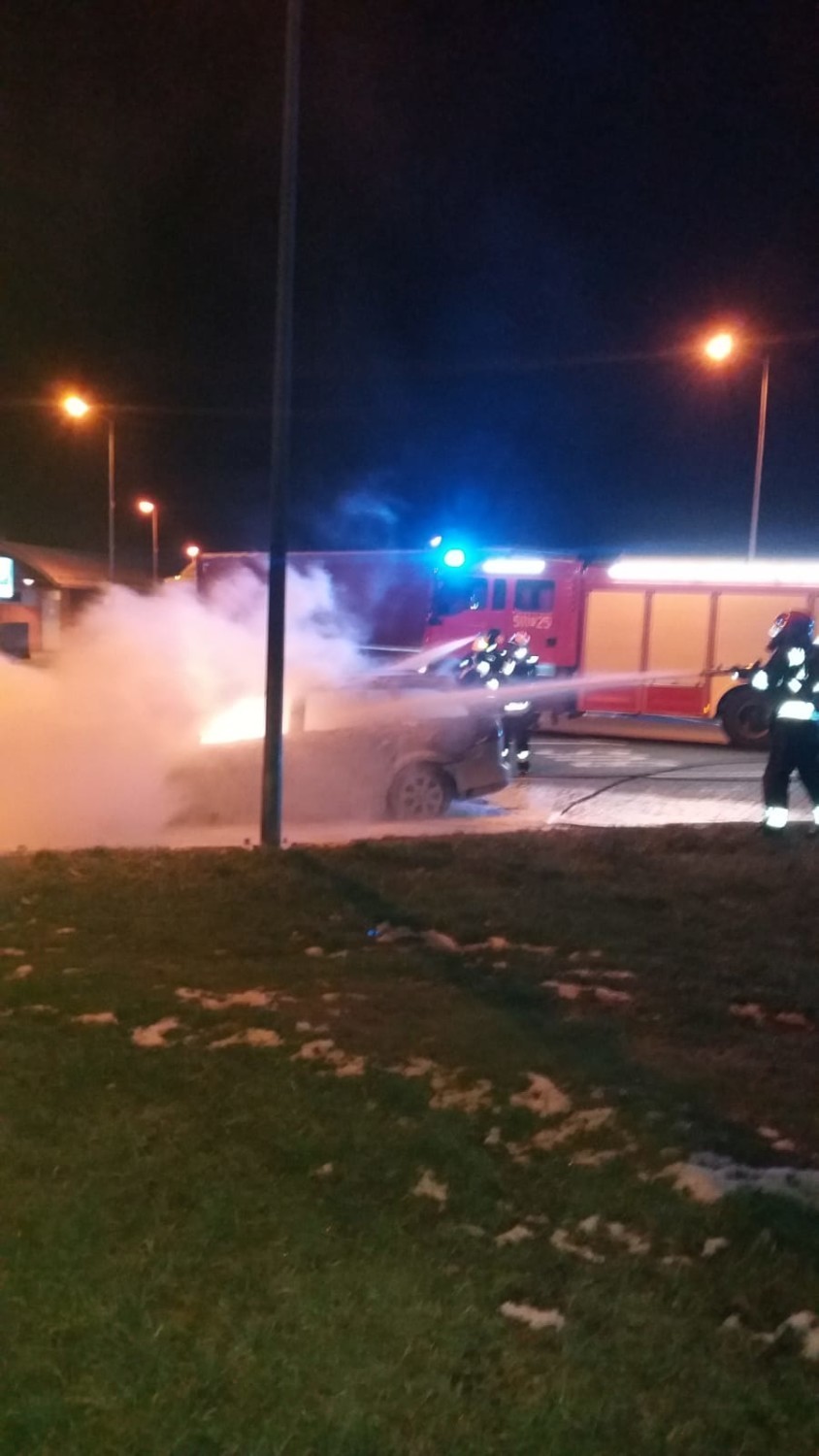W piątek rano na parkingu przy A2 spłonął Opel [ZDJĘCIA]