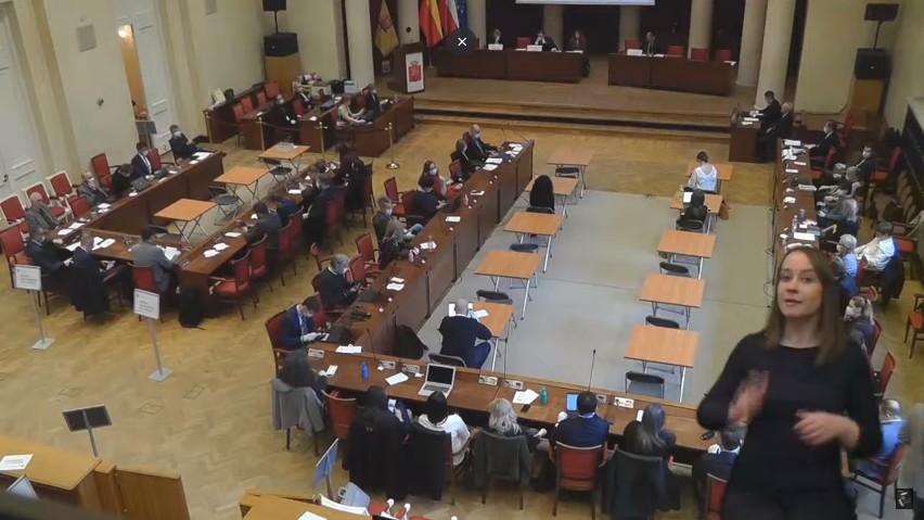 Radni Warszawy nie zostali w domu. Na sali jest ponad 50 osób, w tym wiceprezydent. Czy sesja powinna się odbywać?