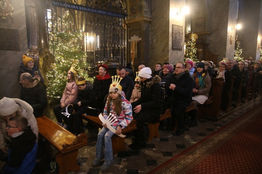 Orszak Trzech Króli 2024 w Kielcach. Tłumy uczestniczyły we mszy świętej w katedrze pod przewodnictwem biskupa Mariana Florczyka