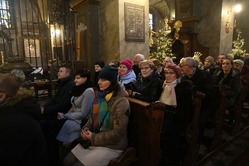 Orszak Trzech Króli 2024 w Kielcach. Tłumy uczestniczyły we mszy świętej w katedrze pod przewodnictwem biskupa Mariana Florczyka