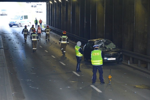 W Radomiu pod wiaduktem na ulicy Grzecznarowskiego na samochód spadł element stropu. Kierowca skody został odwieziony do szpitala.