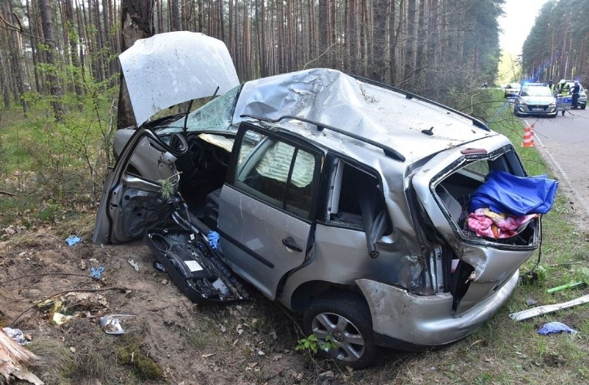 Wypadek w Radawie. 20-letni kierowca z gm. Wiązownica uderzył w drzewo. Młody człowiek zginął na miejscu [ZDJĘCIA]