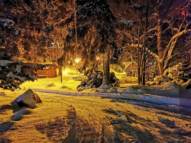 Międzygórze zimą. Najpiękniejsza wieś na Dolnym Śląsku. Drewniany obiekt Gigant pochodzi z 1882 roku i jest wyjątkowo uroczym zabytkiem