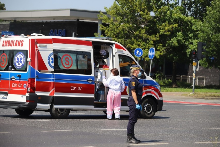 Poważny wypadek w Łodzi. Doszło do potrącenie pieszego na alei Jana Pawła II. Pieszy wpadł pod samochód osobowy  ZDJĘCIA
