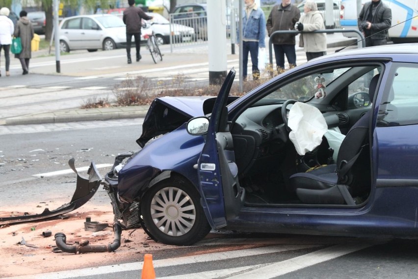 Wypadek na Kozanowie. Zderzenie opla i peugeota na...