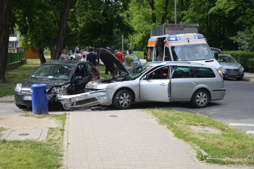 Nietrzeźwa 37-latka roztrzaskała trzy auta na Daszyńskiego [AKTUALIZACJA]