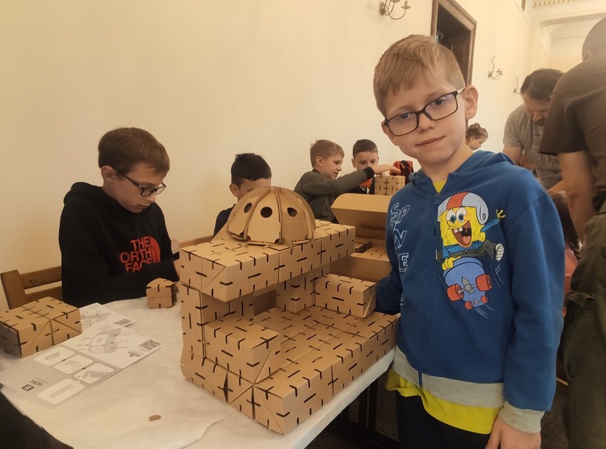Dzieci budują Miasto Przyszłości w Domu Kultury w Zgorzelcu. To pomysł na kapryśną pogodę