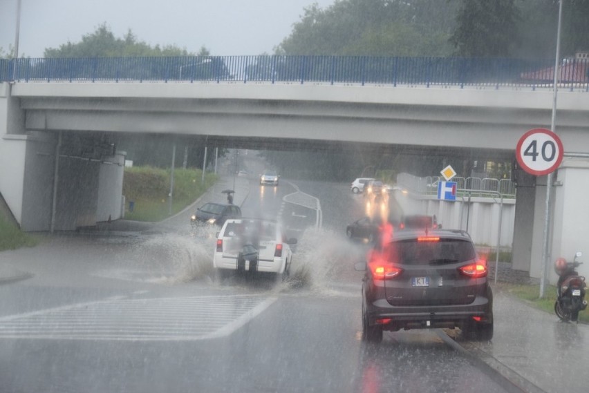 Tarnów pod wodą. Zalane wiadukty i ulice [ZDJĘCIA]