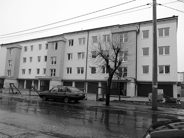 Blok przy ulicy Dubois w Zgierzu jest już gotowy, ale lokatorzy będą tam mogli zamieszkać dopiero za miesiąc.