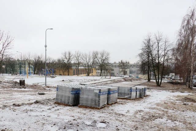 Mini skatepark, boiska, bieżnia i wiele innych obiektów powstaje przy  przy Szkole Podstawowej numer 1 imienia Stanisława Staszica przy ul. Leopolda Staffa 7 w Kielcach.