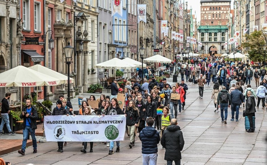 "Wasza Bierność Nas Zabija!" hasłem przewodnim Młodzieżowego Strajku Klimatycznego, który przeszedł ulicami Gdańska 23.09.2022 
